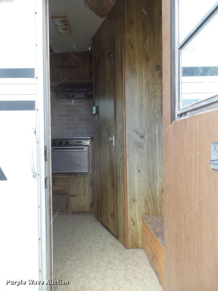 image for item DA5248 1985 Lazy N horse trailer