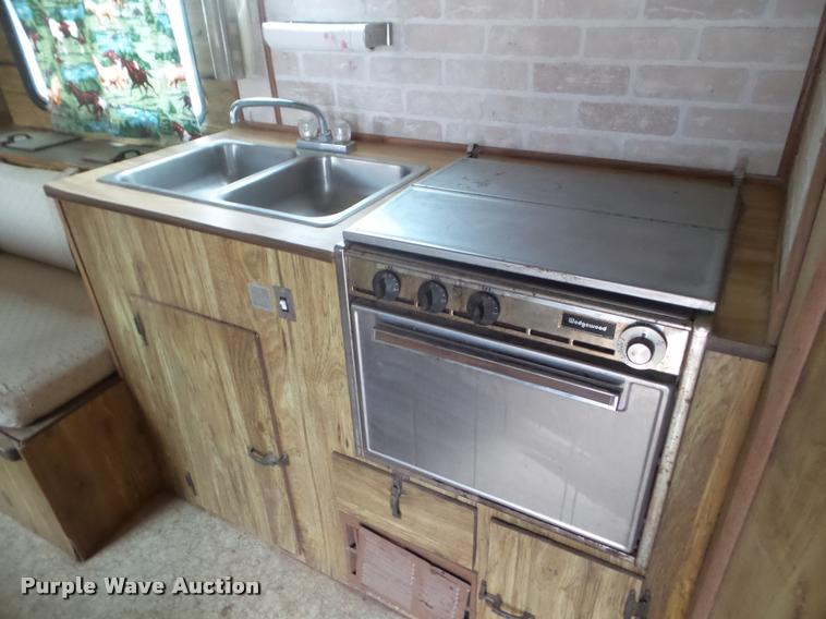 image for item DA5248 1985 Lazy N horse trailer