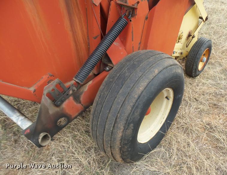 image for item DE9510 1985 New Holland 848 round baler