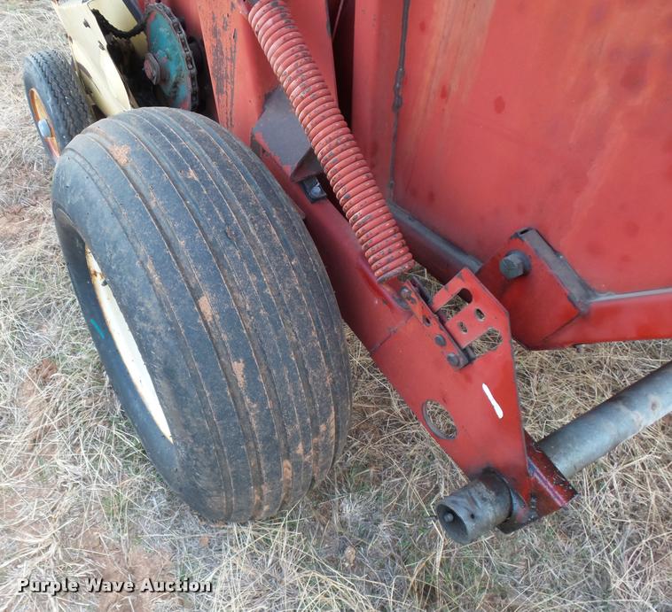 image for item DE9510 1985 New Holland 848 round baler