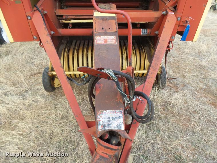 image for item DE9510 1985 New Holland 848 round baler