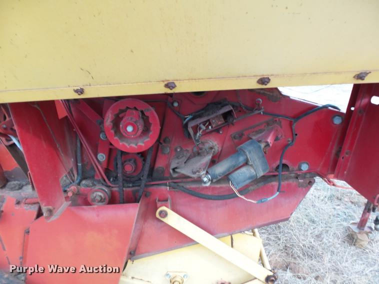 image for item DE9510 1985 New Holland 848 round baler
