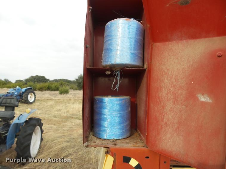 image for item DE9510 1985 New Holland 848 round baler