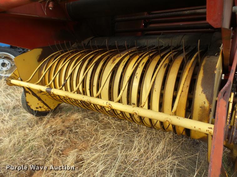 image for item DE9510 1985 New Holland 848 round baler
