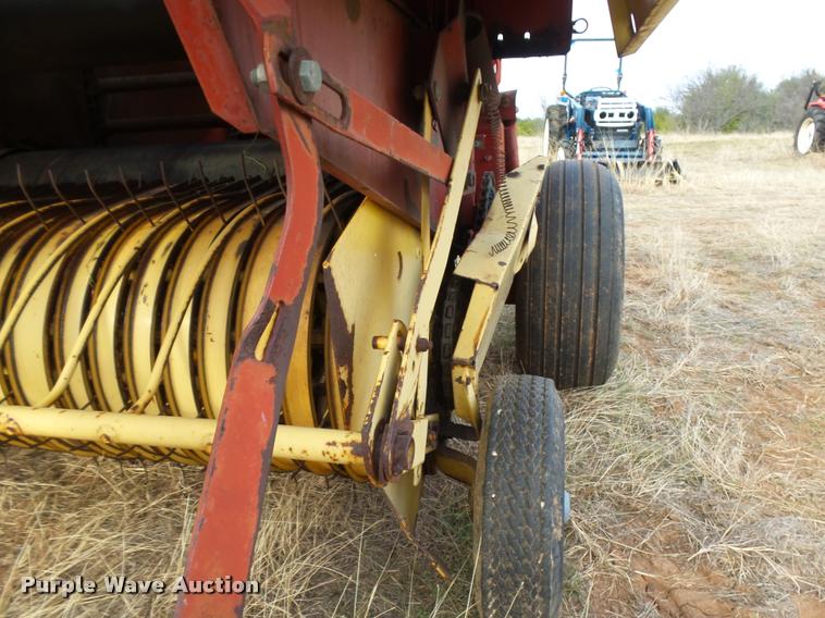 image for item DE9510 1985 New Holland 848 round baler