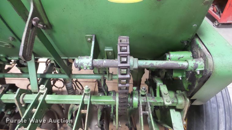 image for item DF9212 John Deere FB8 grain drill