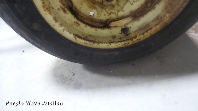 image for item DF9212 John Deere FB8 grain drill