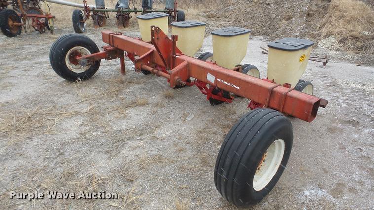 image for item DF9213 International 295 planter