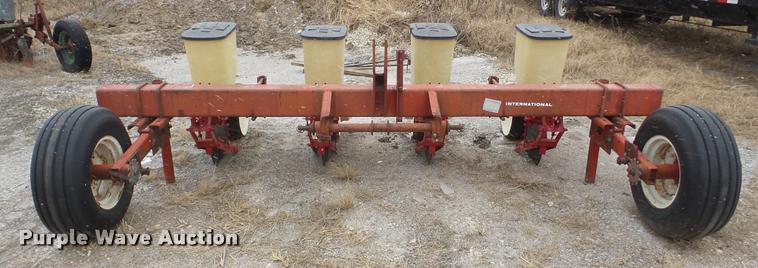 image for item DF9213 International 295 planter