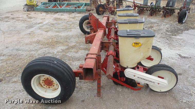 image for item DF9213 International 295 planter