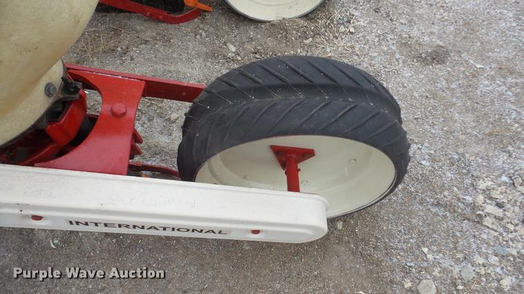 image for item DF9213 International 295 planter