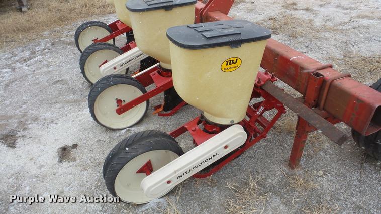 image for item DF9213 International 295 planter