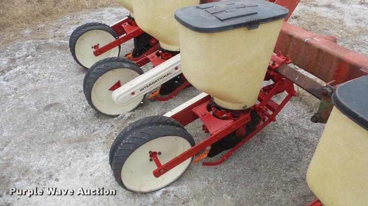 image for item DF9213 International 295 planter
