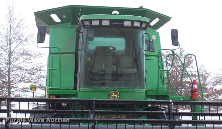 image for item F1008 2004 John Deere 9560 STS combine
