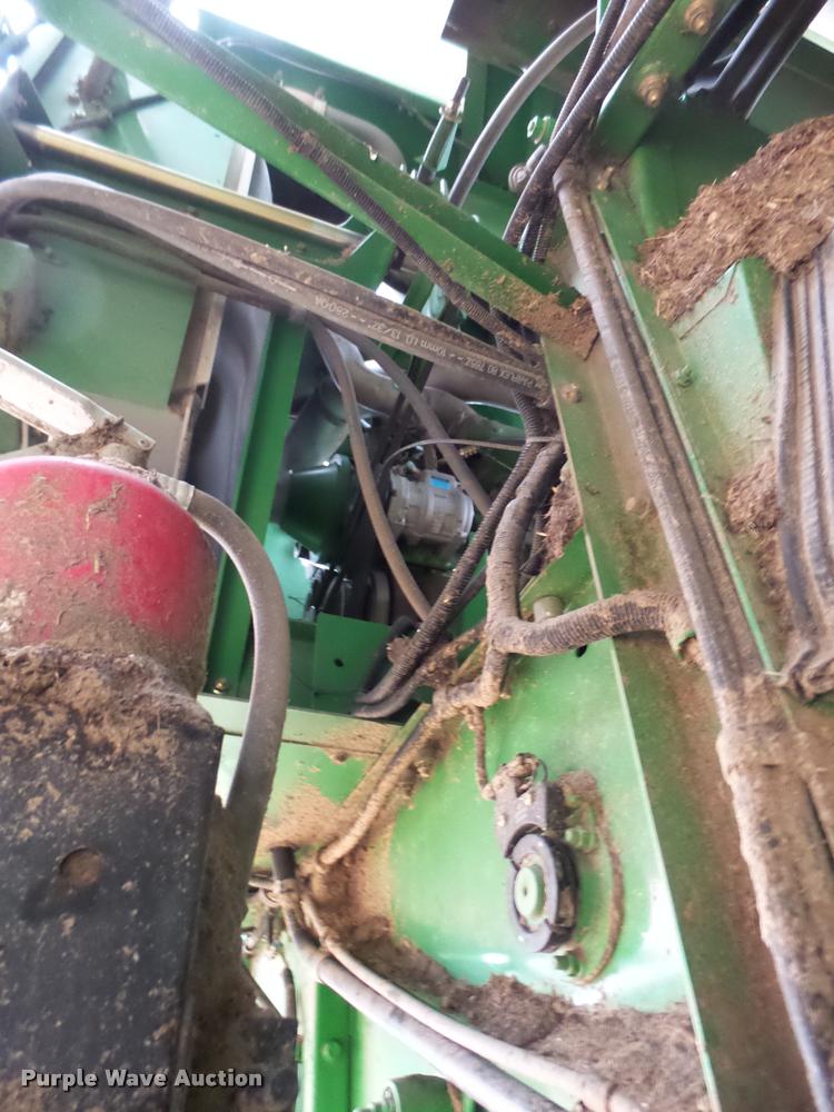 image for item F1008 2004 John Deere 9560 STS combine