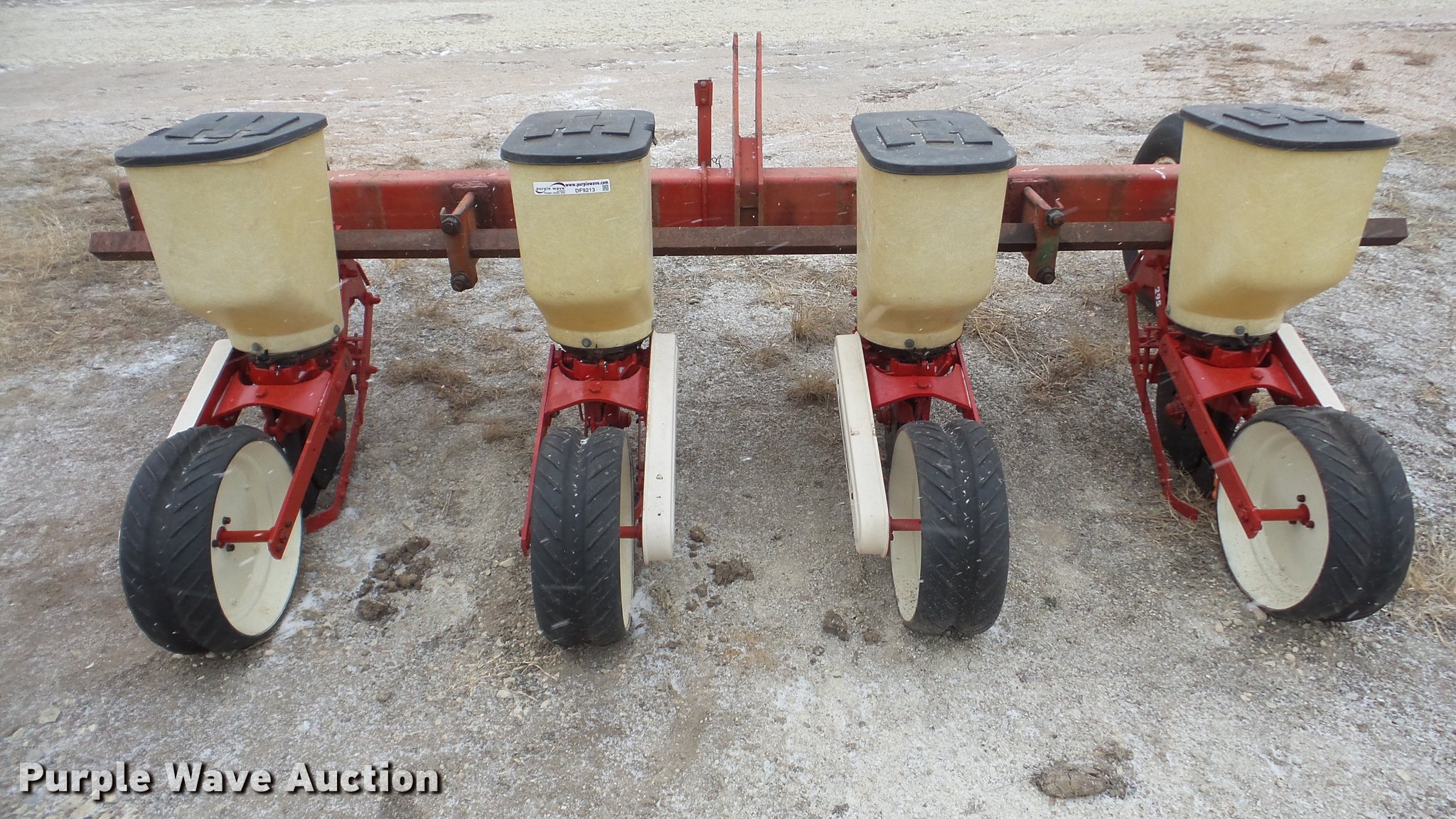 International 295 planter in Halstead, KS Item DF9213 sold Purple Wave