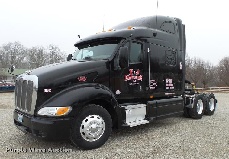 image for item DA2505 2011 Peterbilt 387 semi truck