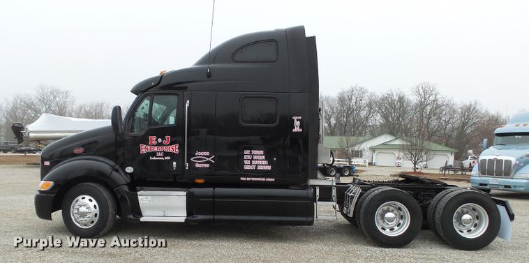 image for item DA2505 2011 Peterbilt 387 semi truck