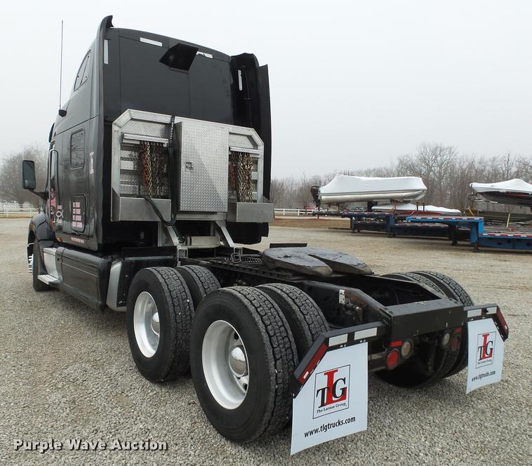 image for item DA2505 2011 Peterbilt 387 semi truck