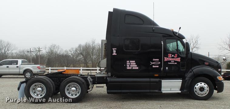image for item DA2505 2011 Peterbilt 387 semi truck