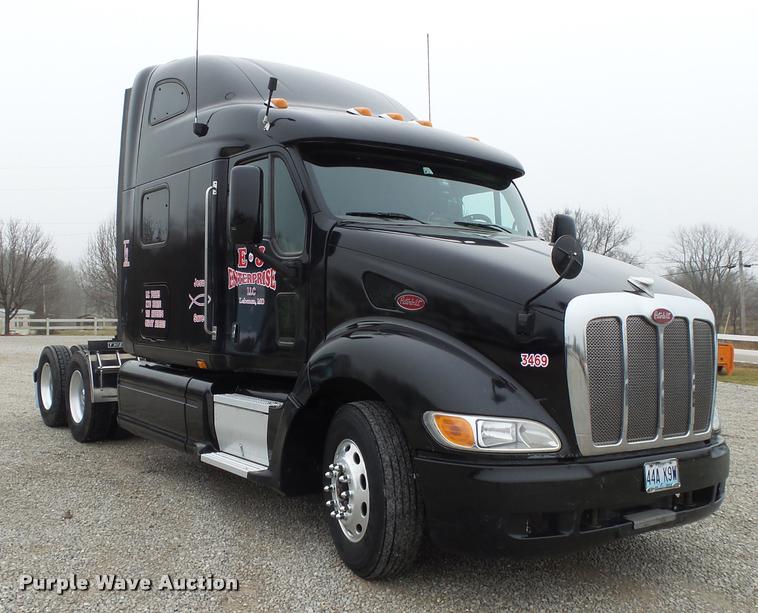 image for item DA2505 2011 Peterbilt 387 semi truck