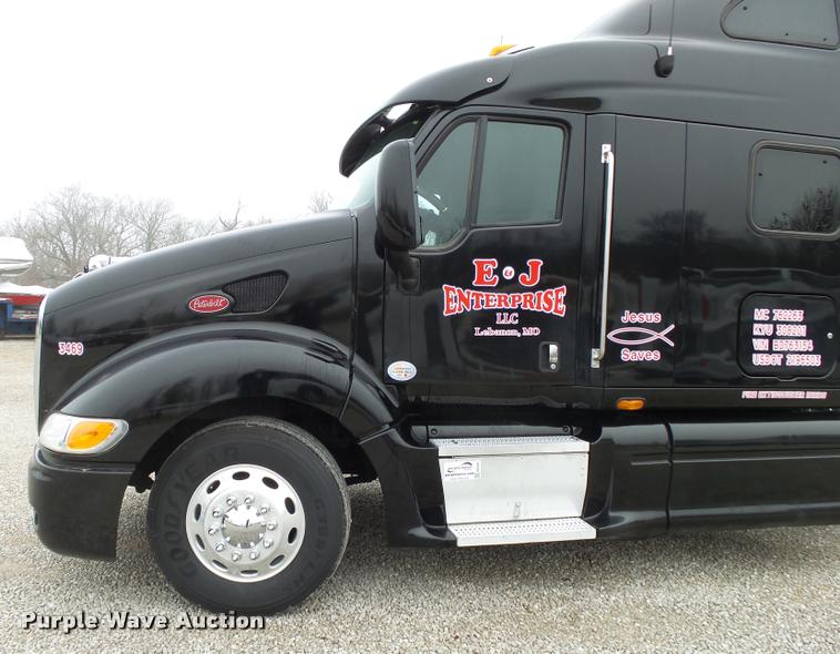image for item DA2505 2011 Peterbilt 387 semi truck