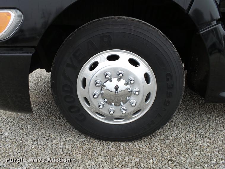 image for item DA2505 2011 Peterbilt 387 semi truck