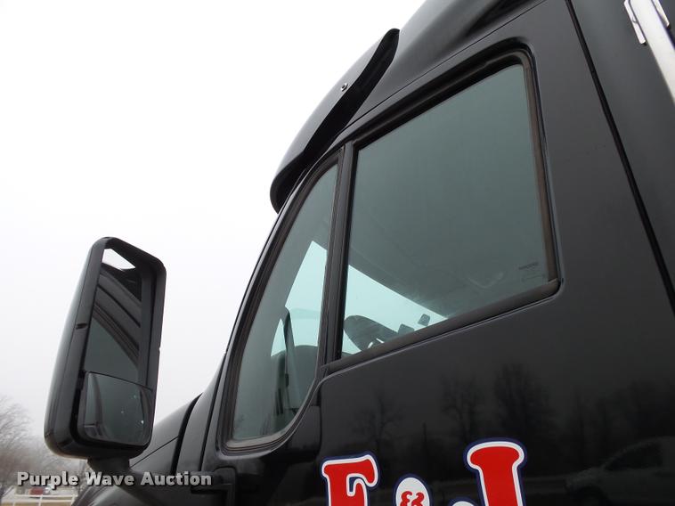 image for item DA2505 2011 Peterbilt 387 semi truck