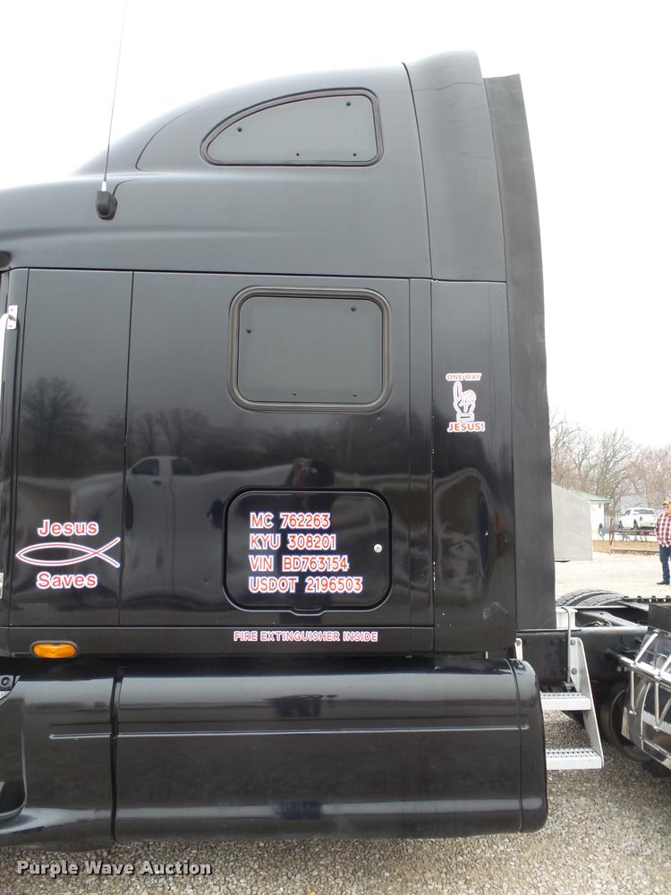 image for item DA2505 2011 Peterbilt 387 semi truck