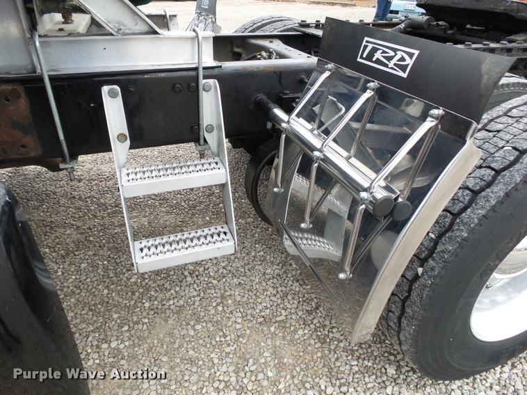 image for item DA2505 2011 Peterbilt 387 semi truck