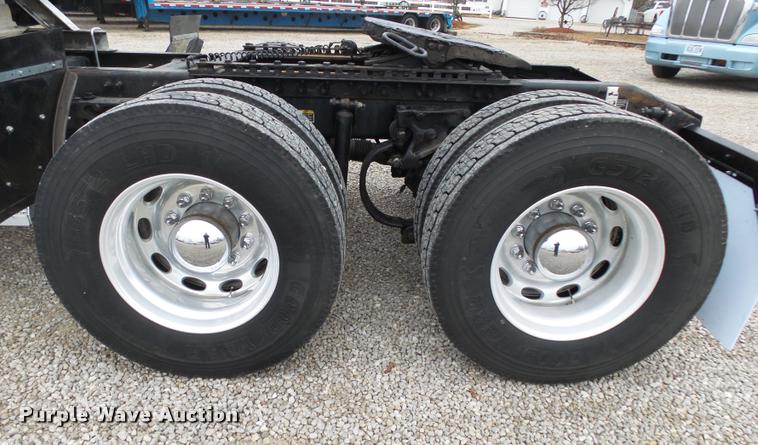 image for item DA2505 2011 Peterbilt 387 semi truck