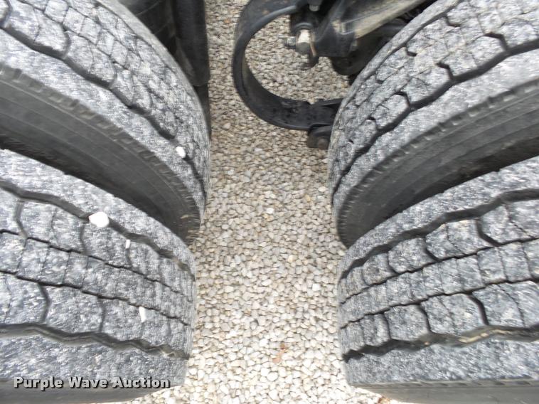 image for item DA2505 2011 Peterbilt 387 semi truck