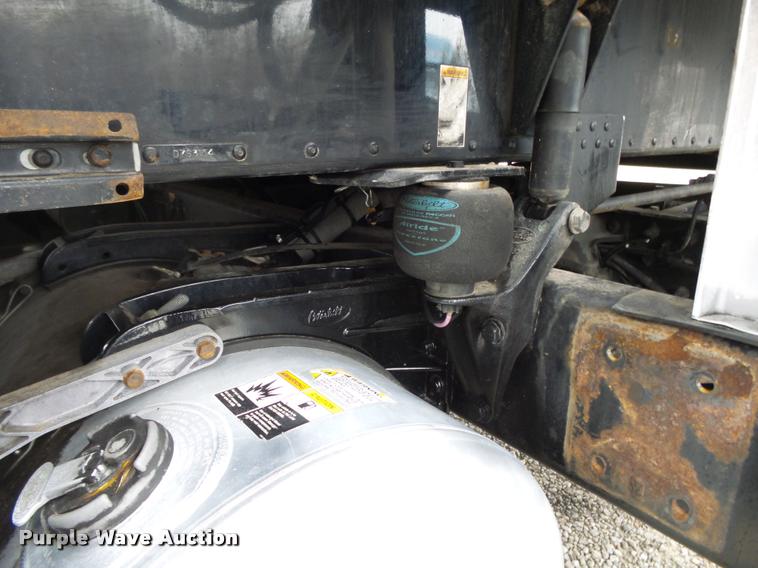 image for item DA2505 2011 Peterbilt 387 semi truck