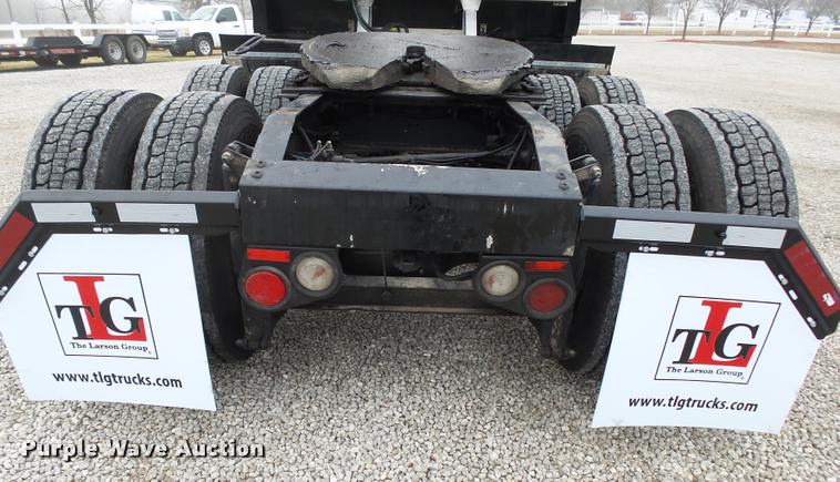 image for item DA2505 2011 Peterbilt 387 semi truck