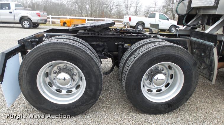 image for item DA2505 2011 Peterbilt 387 semi truck