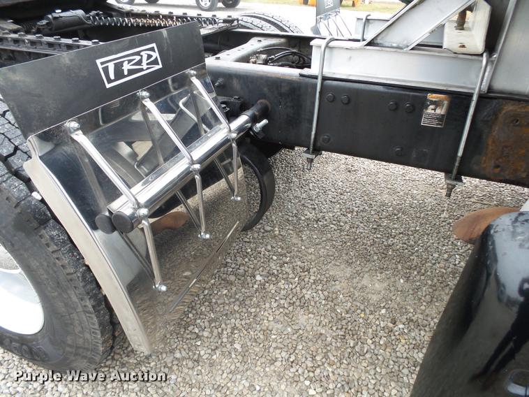 image for item DA2505 2011 Peterbilt 387 semi truck