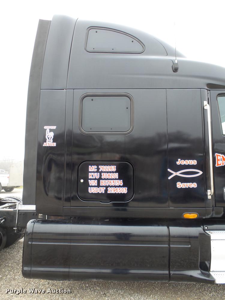 image for item DA2505 2011 Peterbilt 387 semi truck