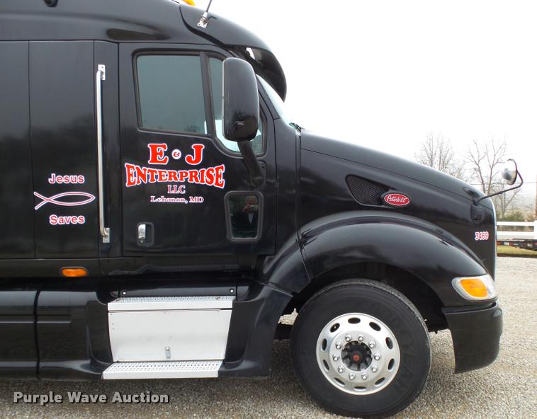 image for item DA2505 2011 Peterbilt 387 semi truck