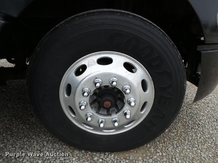 image for item DA2505 2011 Peterbilt 387 semi truck