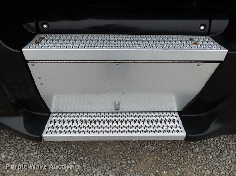 image for item DA2505 2011 Peterbilt 387 semi truck