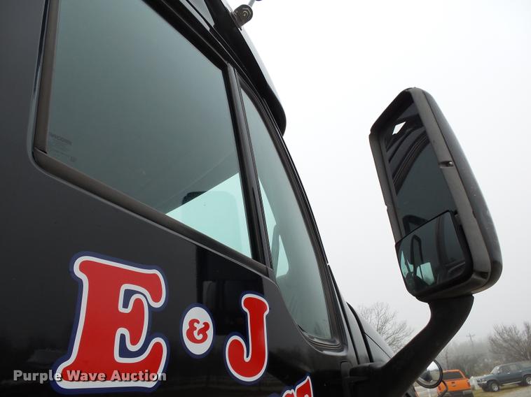 image for item DA2505 2011 Peterbilt 387 semi truck