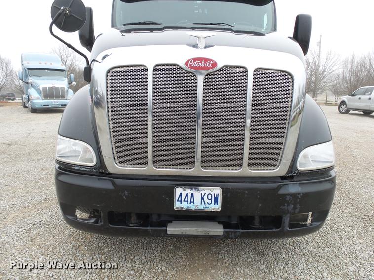 image for item DA2505 2011 Peterbilt 387 semi truck
