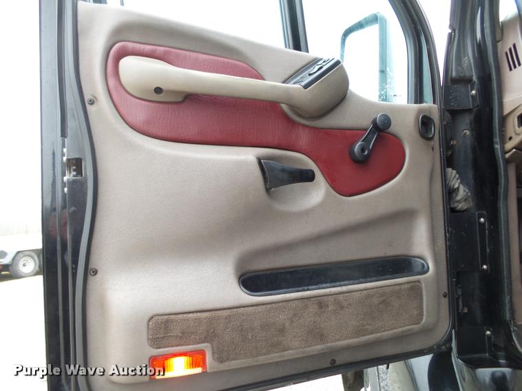 image for item DA2505 2011 Peterbilt 387 semi truck