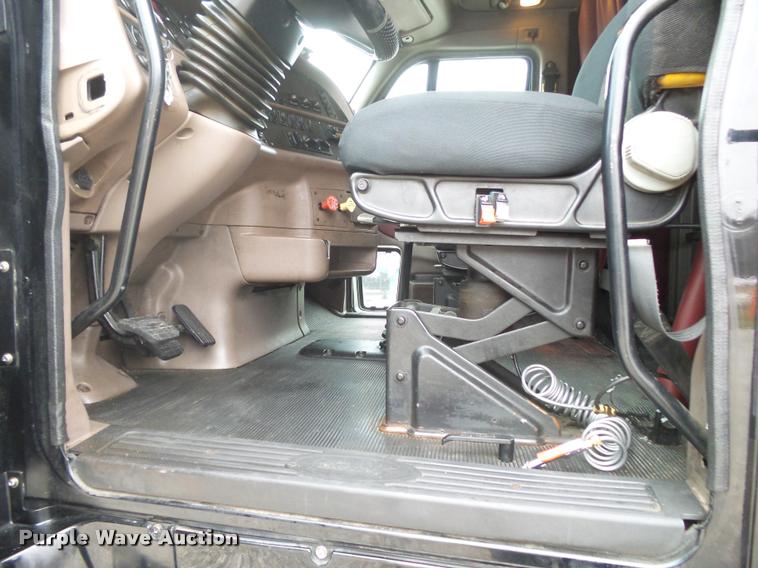 image for item DA2505 2011 Peterbilt 387 semi truck