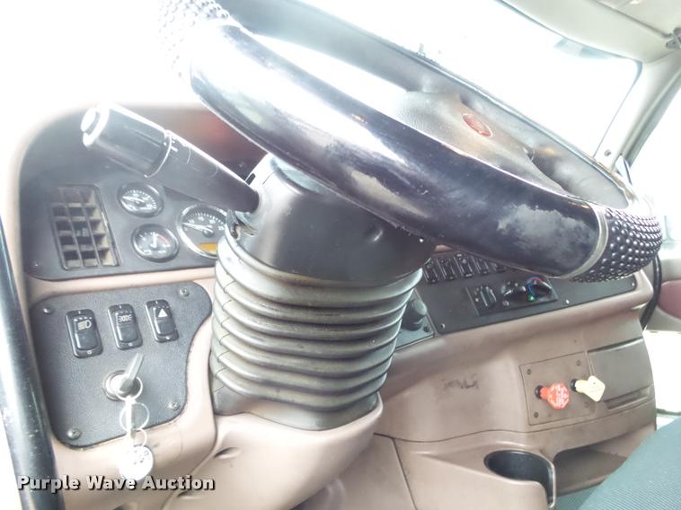 image for item DA2505 2011 Peterbilt 387 semi truck
