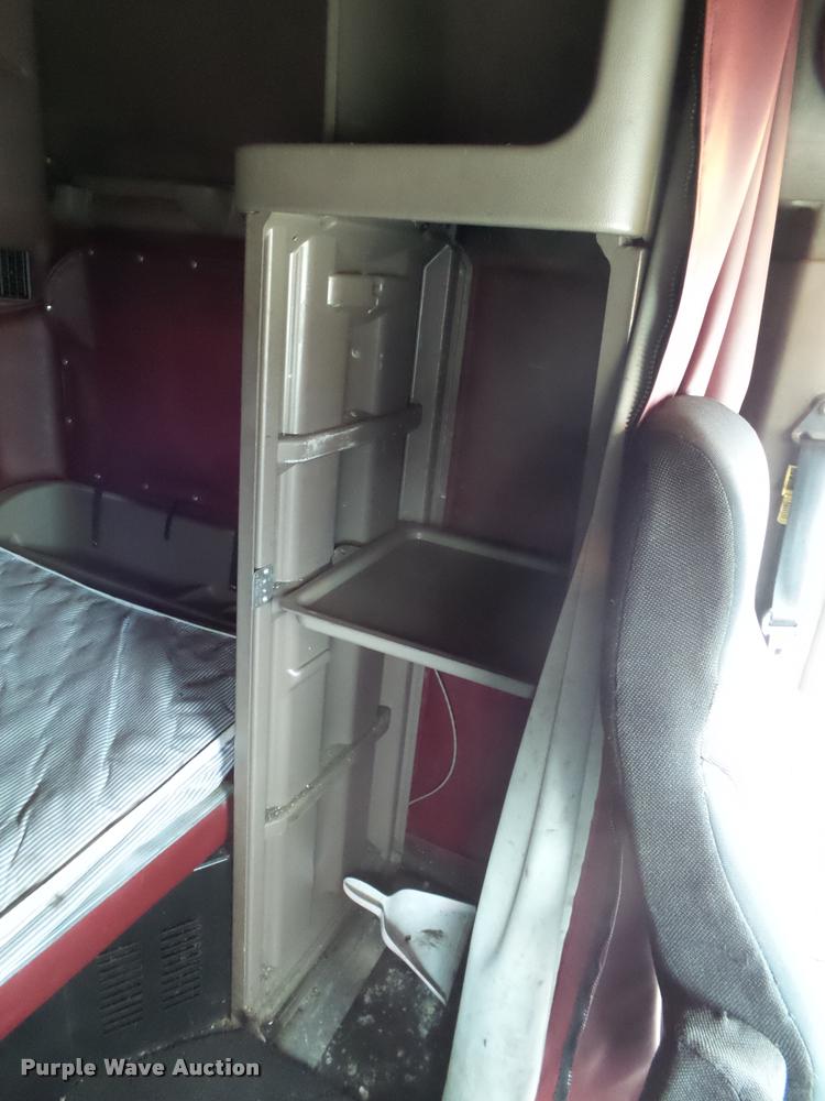 image for item DA2505 2011 Peterbilt 387 semi truck