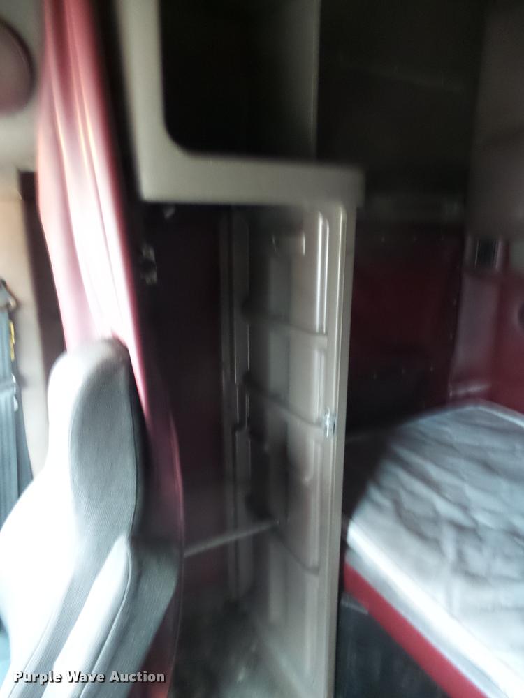 image for item DA2505 2011 Peterbilt 387 semi truck