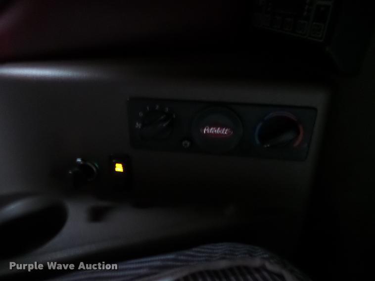 image for item DA2505 2011 Peterbilt 387 semi truck