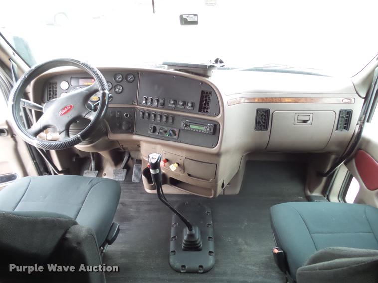 image for item DA2505 2011 Peterbilt 387 semi truck