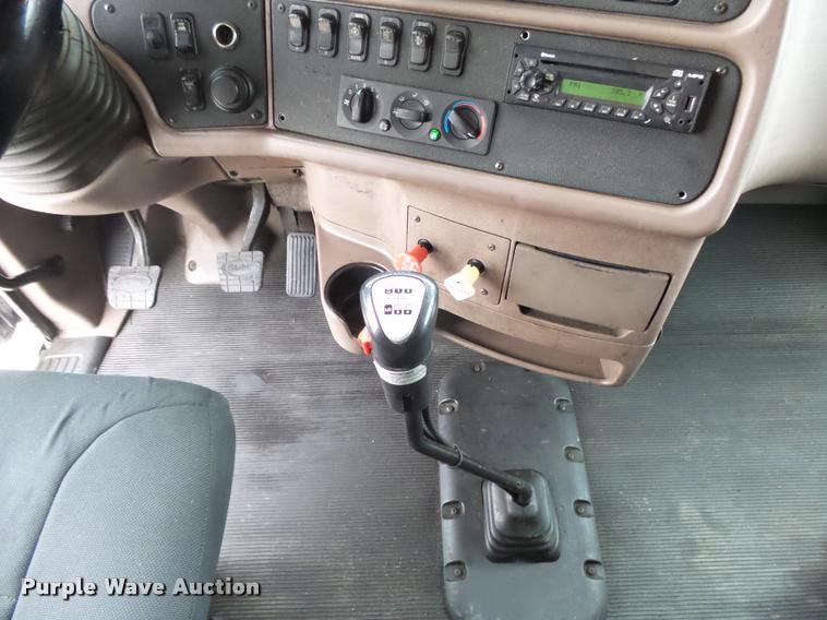 image for item DA2505 2011 Peterbilt 387 semi truck